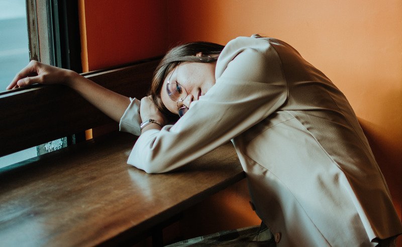 I disturbi del sonno: donna che dorme seduta