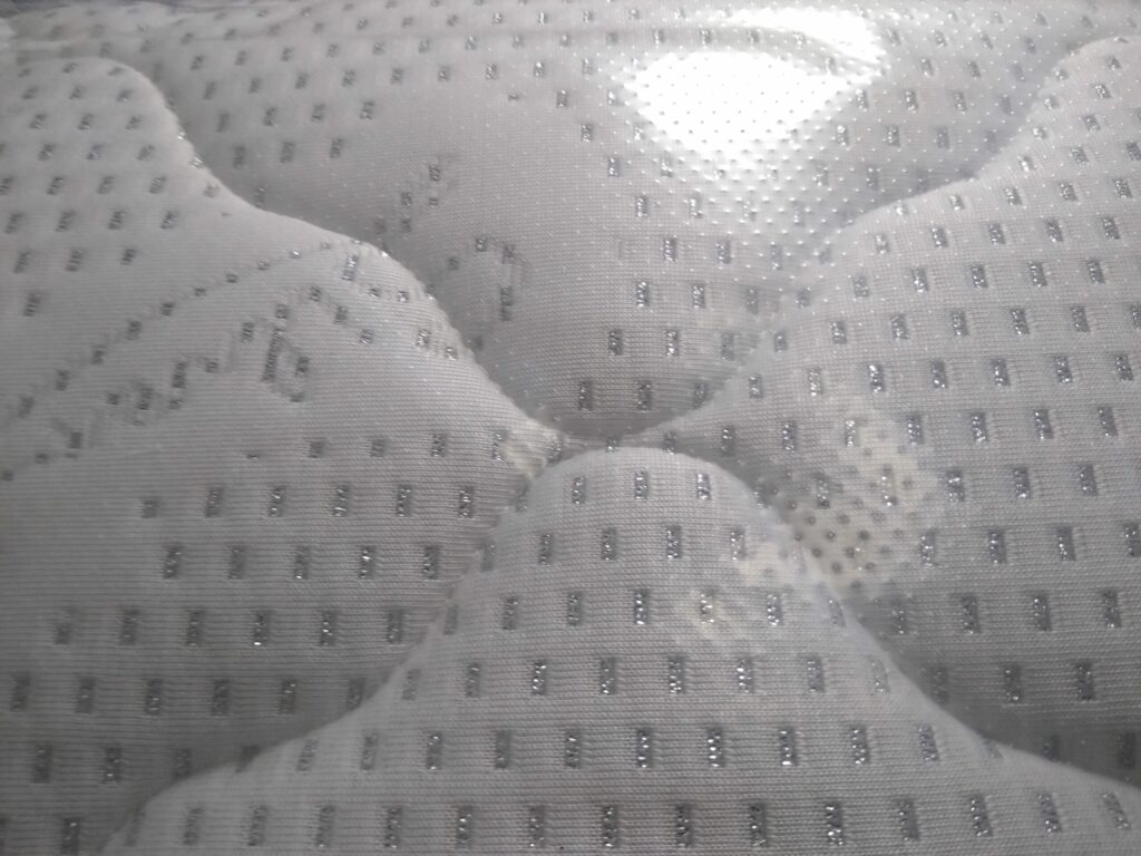 Il materasso viene spedito avvolto in un sacco di plastica microforato