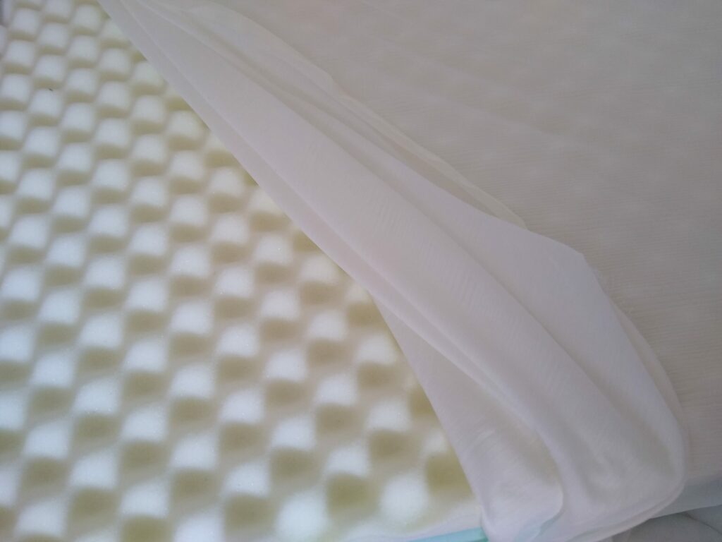 Lo strato superiore in memory foam, ed il rivestimento interno in cotone del materasso.